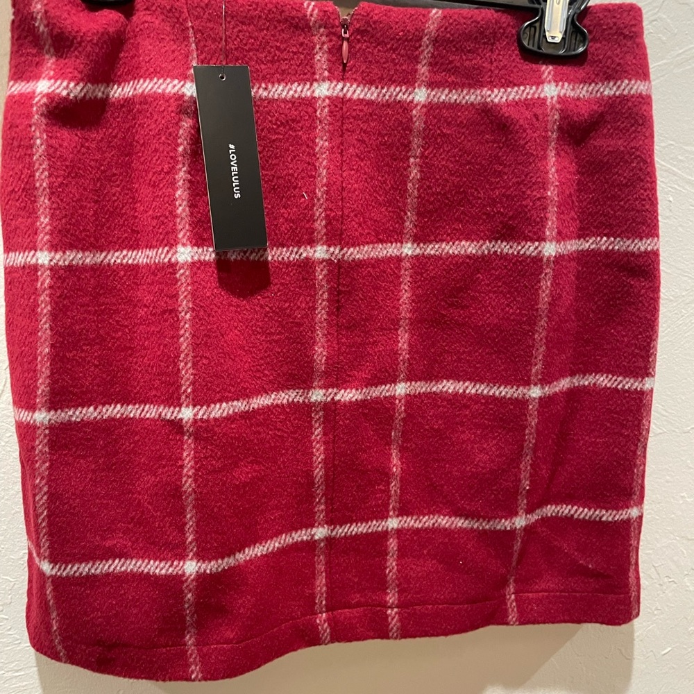 Lulus red mini skirt. size small. Very soft.